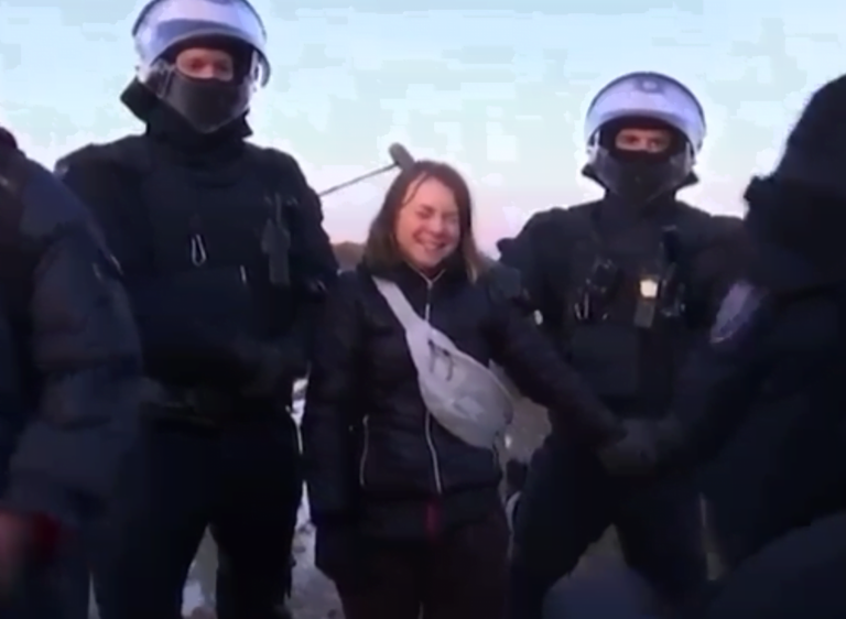 Greta Thunberg: arrestata dalla polizia tedesca con foto in posa. Che spettacolo ! 1 image 29