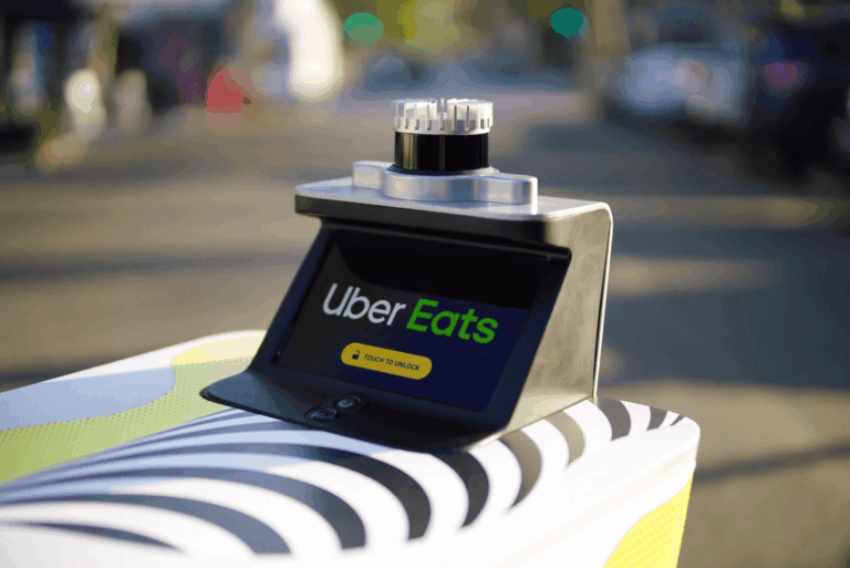 Uber Eats sperimenta consegne autonome con Serve Robotics e Motional