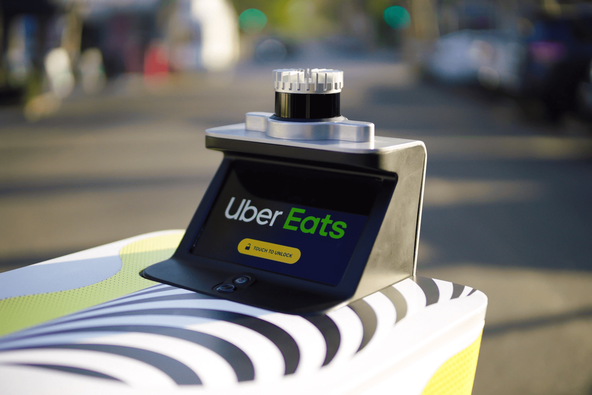 Uber Eats sperimenta consegne autonome con Serve Robotics e Motional