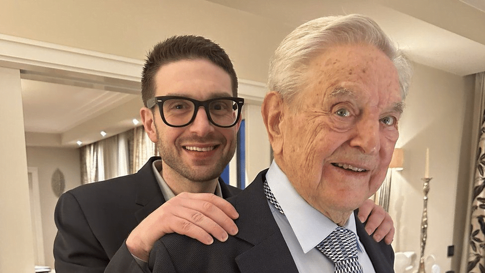 George Soros passa le redini del suo impero da 25 miliardi di dollari al figlio Alex