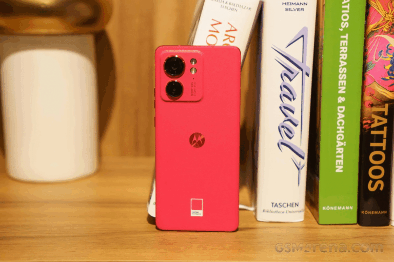 Motorola Edge 40 in Viva Magenta: un'anteprima esclusiva
