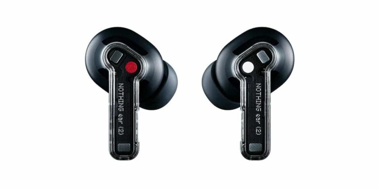 Nothing Ear (2) eccoli vestisti di nero