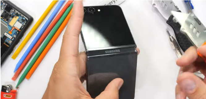 Samsung Galaxy Z Flip5 supera brillantemente un severo test di resistenza