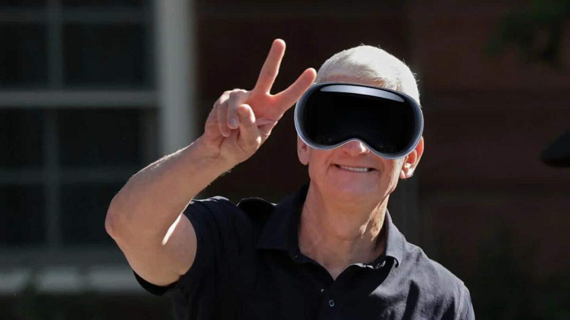 Tim Cook e il Vision Pro di Apple Tim Cook e il Vision Pro di Apple