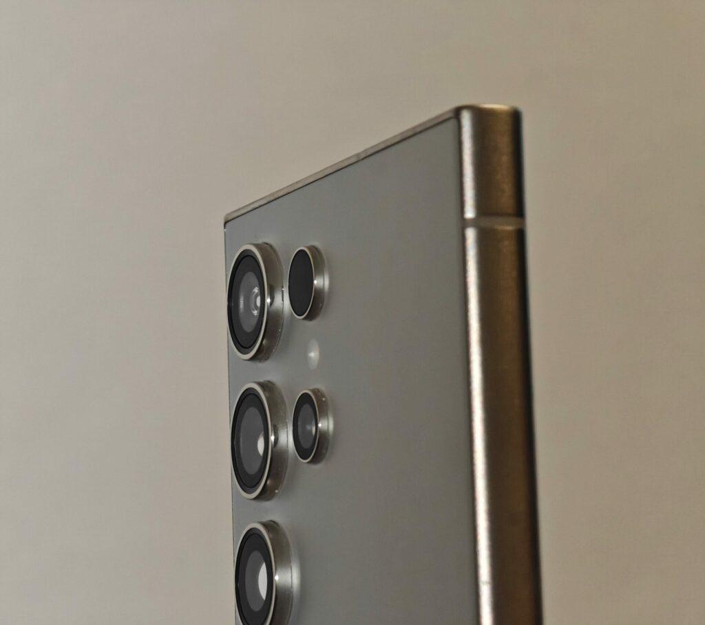 Galaxy S26 Ultra vs S24 Ultra: design più sottile, display privacy e potenza AI maggiorata 10 Galaxy S24 microfono nascosto
