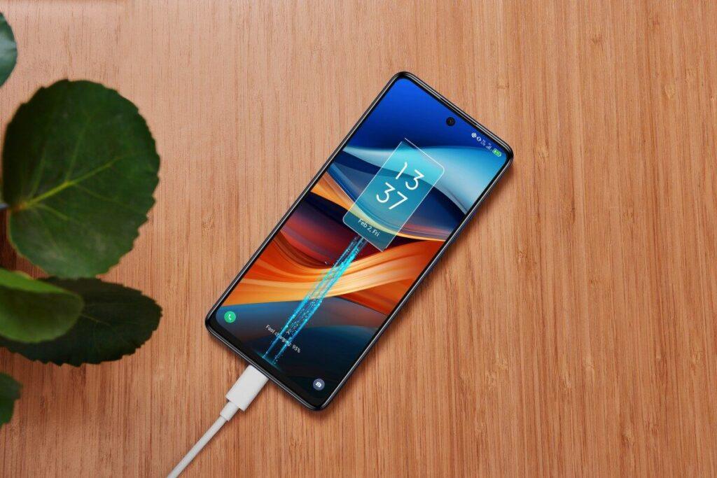 TCL Lancia gli smartphone 50 SE e 50 5G con Earbuds TWS MoveAudio 6 TCL 50 SE
