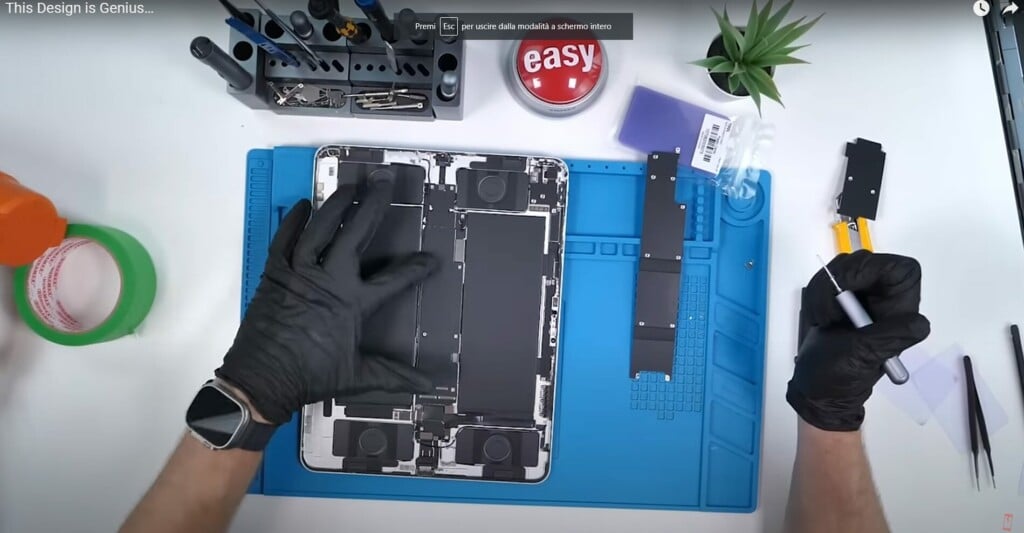 Smontaggio del nuovo iPad Pro incluso il logo Apple in rame 6 Phone Repair Guru