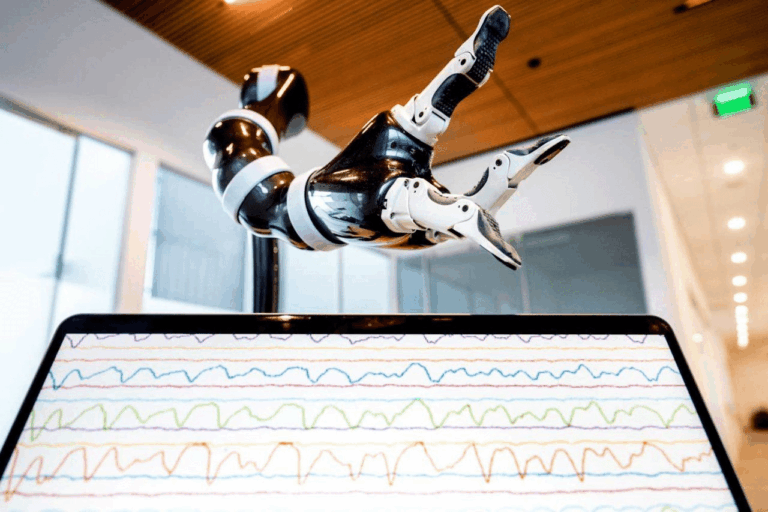 Uomo paralizzato muove un braccio robotico con il pensiero 4 image 124