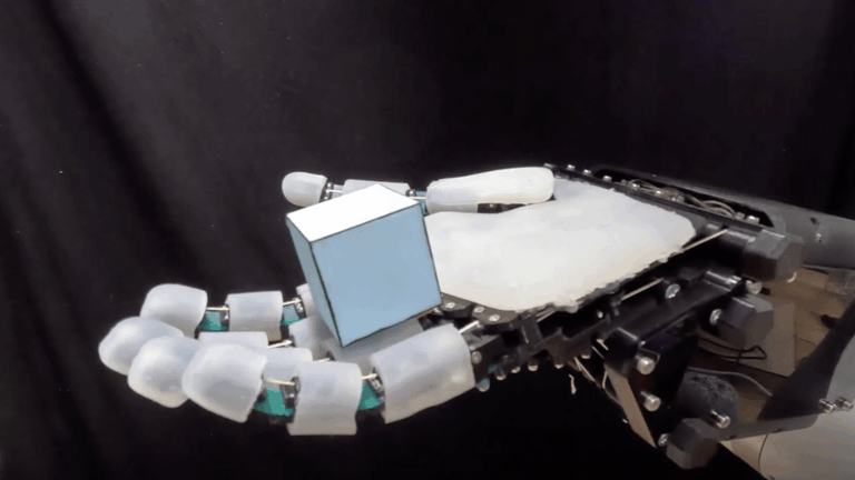 Mano robotica afferra come un umano: il progetto ADAPT di EPFL