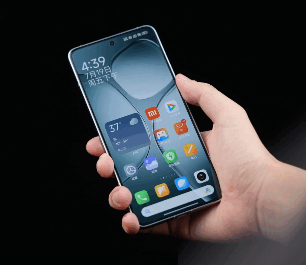 Xiaomi accelera su hardware e software: Redmi K80 Ultra, HyperOS 2.3 e nuovi laptop Ryzen 6 a hand holding a cell phone