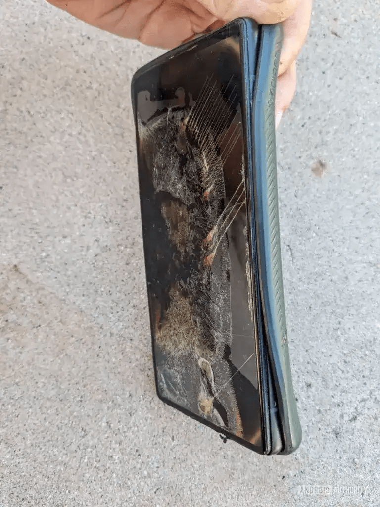 Pixel 6a si scioglie durante la ricarica. Google modifica AI Mode, Pixel Watch e Messages 7 image 141