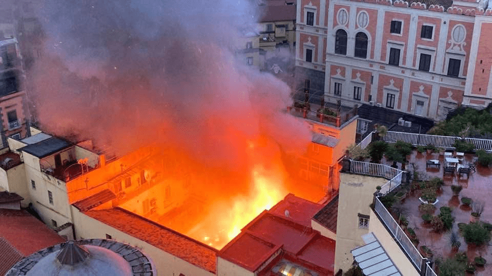 Fiamme al Teatro Sannazaro di Napoli: Chiaia nel panico tra diossina e fuoco 3 image 447