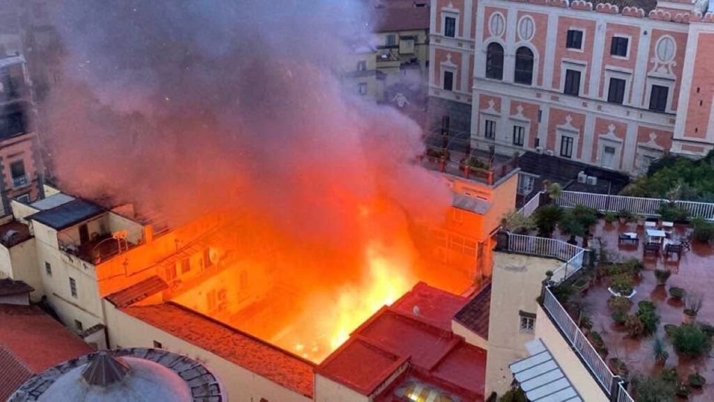 Fiamme al Teatro Sannazaro di Napoli: Chiaia nel panico tra diossina e fuoco 2 teatro sannazaro fiamme