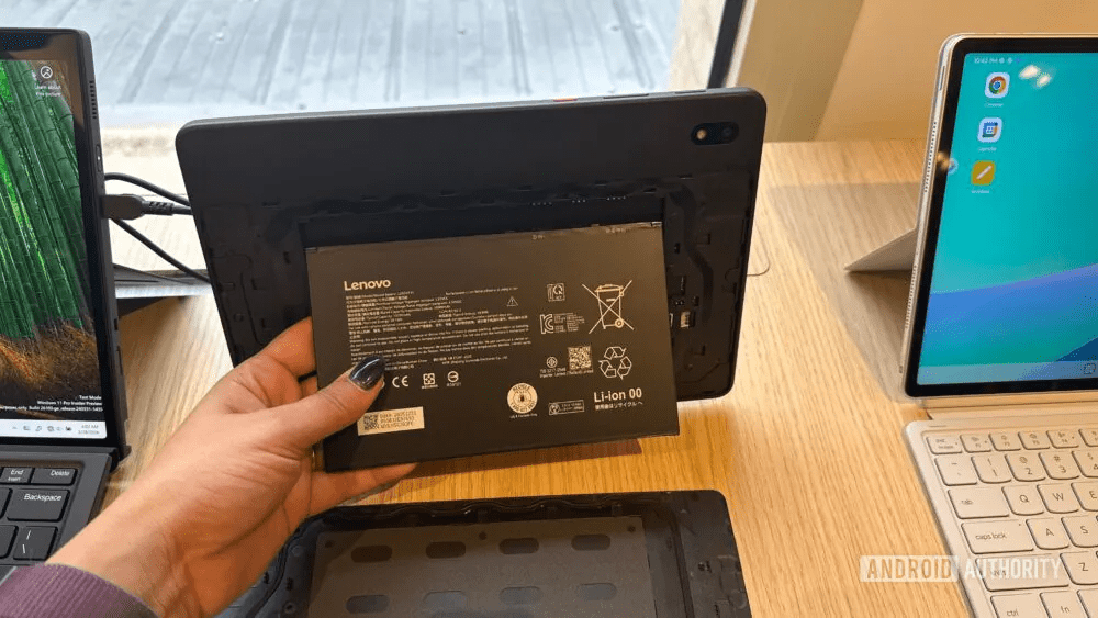 Lenovo e Motorola all’MWC 2026: Razr Fold book-style, partnership GrapheneOS e concept AI modulari 8 image 48