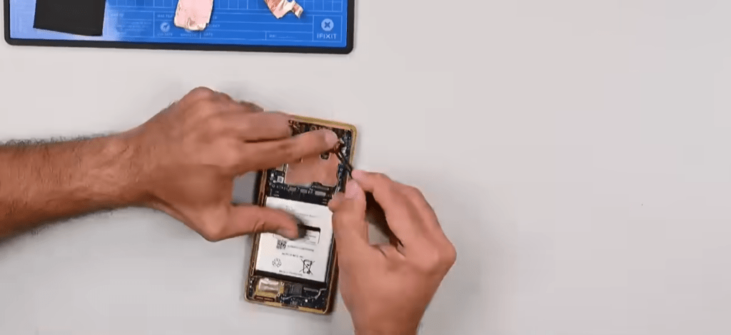 Il grande bluff del Trump T1 Phone: smontato è identico a un vecchio HTC 4 image 356