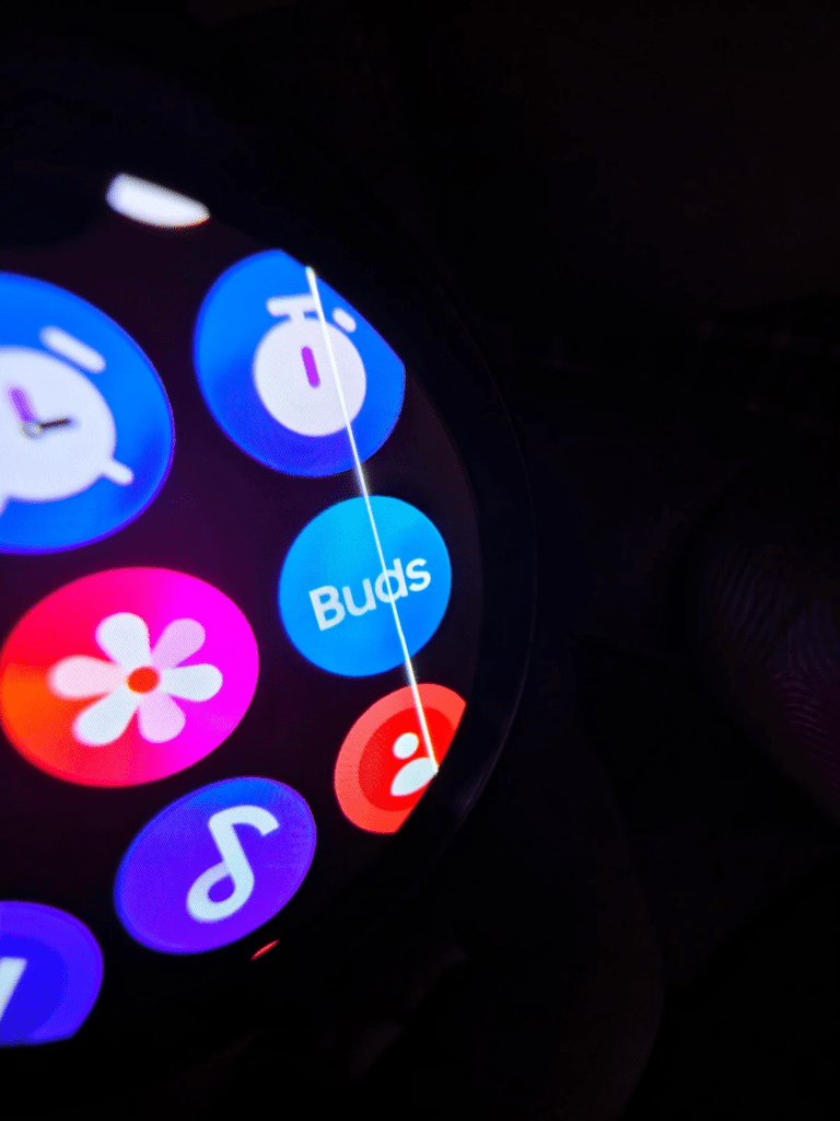 Galaxy Watch 4, linea bianca sul display dopo One UI 8: crescono le segnalazioni 5 image 413