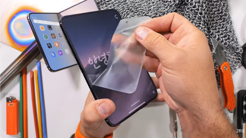 iPhone Duo, sabbia blocca la cerniera e il display cede nel test 3 image 604