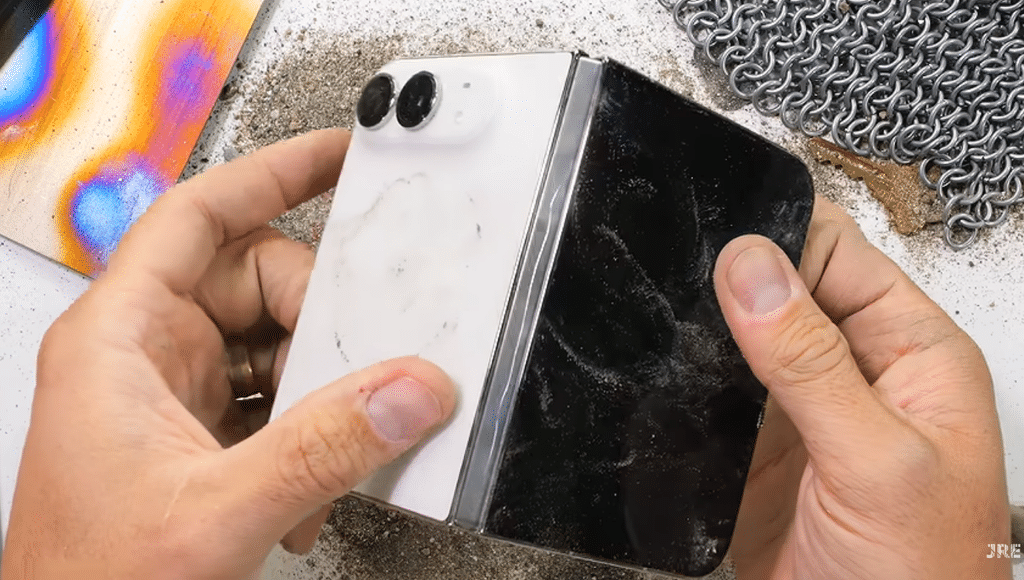 iPhone Duo, sabbia blocca la cerniera e il display cede nel test 5 image 606