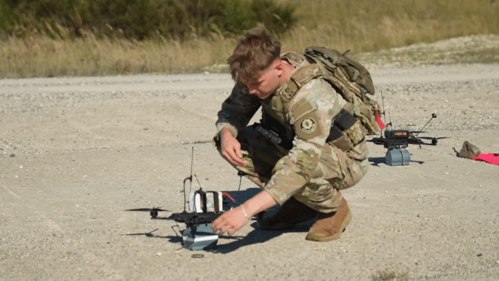 US Army arma droni assemblati dai soldati: la guerra diventa fabbrica 3 image 97